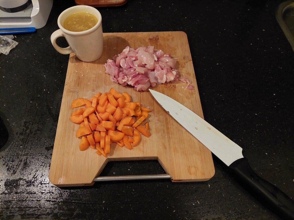 A picture showing the ingredients for healthy chicken gravy recipe